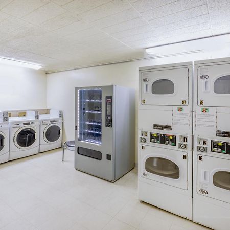 Super 8 By Wyndham Laredo Hotel Екстериор снимка