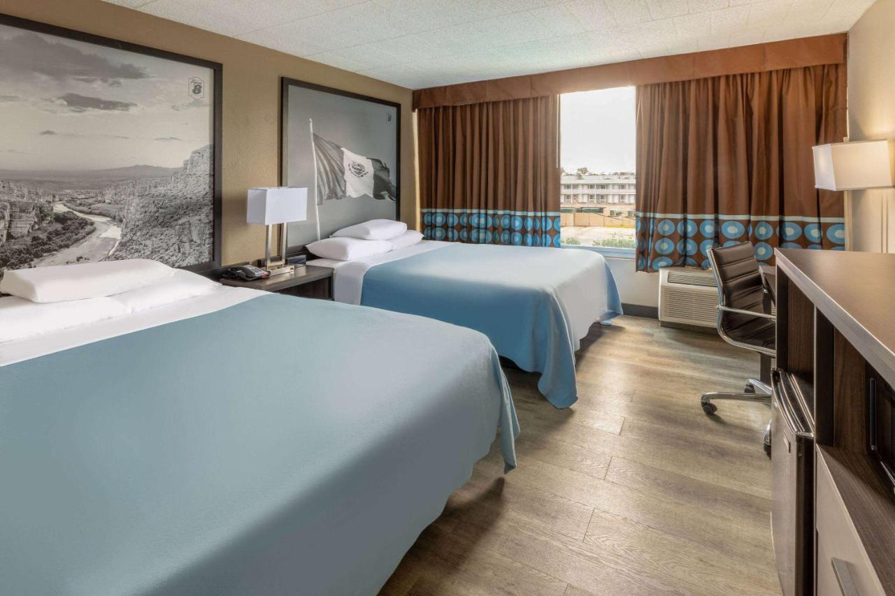 Super 8 By Wyndham Laredo Hotel Екстериор снимка