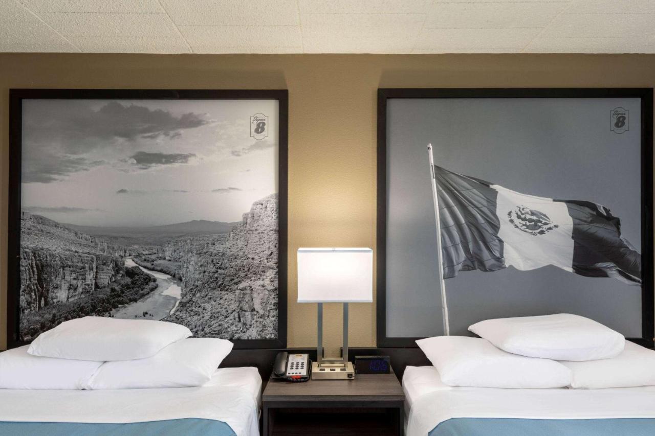 Super 8 By Wyndham Laredo Hotel Екстериор снимка