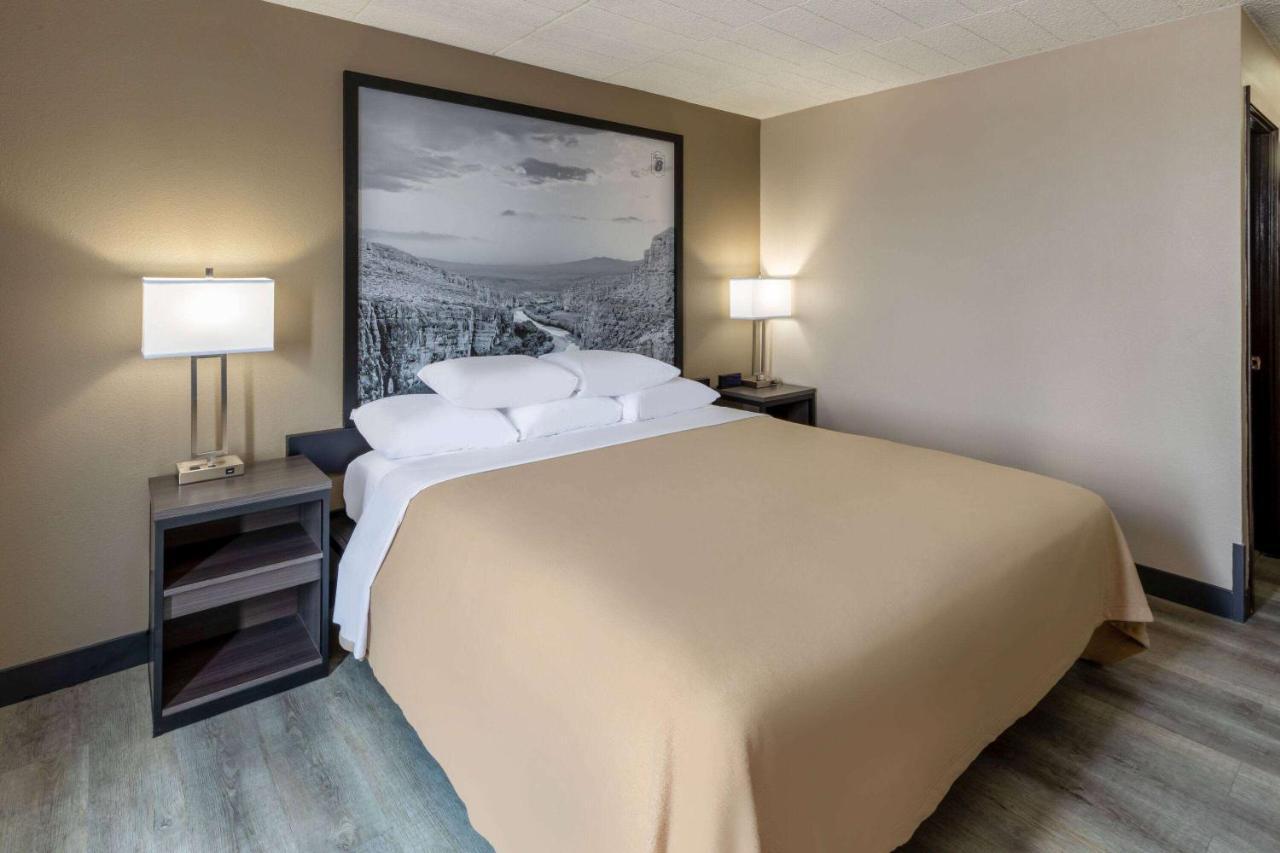 Super 8 By Wyndham Laredo Hotel Екстериор снимка