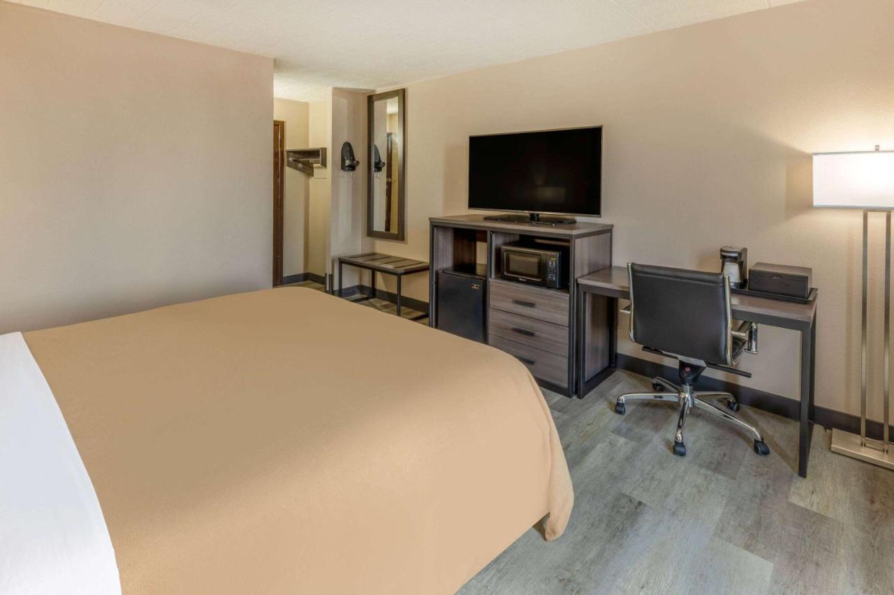Super 8 By Wyndham Laredo Hotel Екстериор снимка
