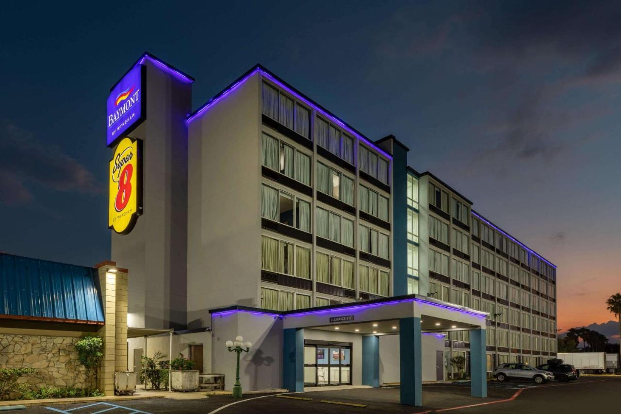 Super 8 By Wyndham Laredo Hotel Екстериор снимка