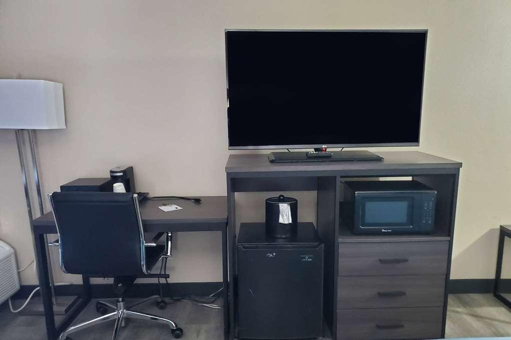 Super 8 By Wyndham Laredo Hotel Стая снимка
