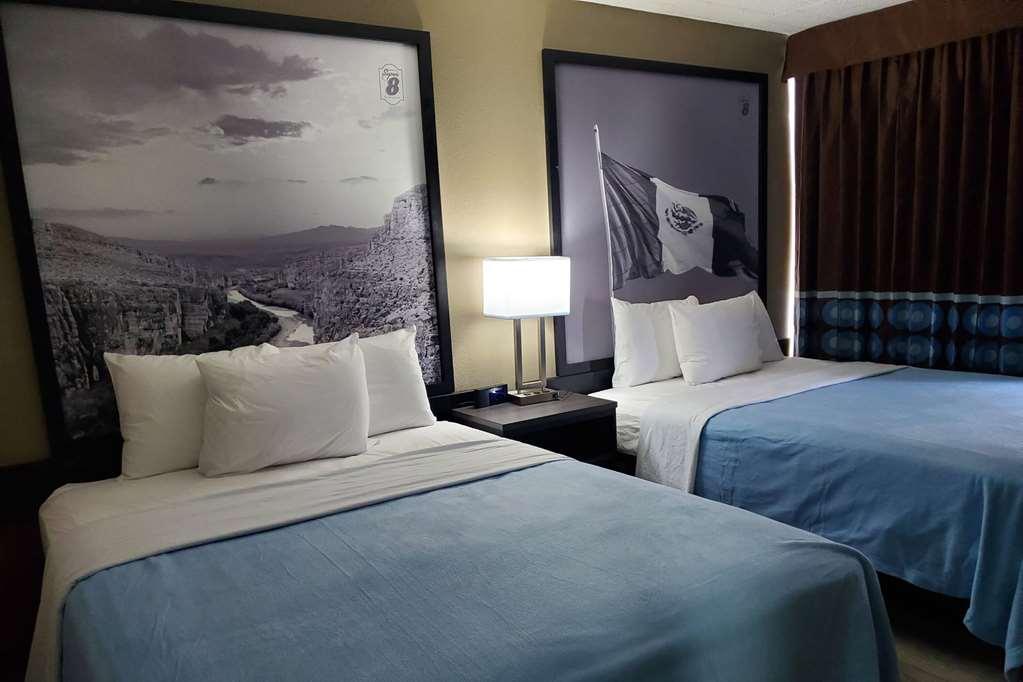 Super 8 By Wyndham Laredo Hotel Стая снимка